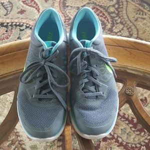 LADIES NIKE FLEX SHOES